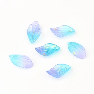 Détail macro de six perles en verre iris dégradé bleu-violet avec feuille d'or pour bijoux