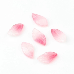 Vue détaillée de pétales de cerisier en verre dégradé rose pour accessoires de cheveux