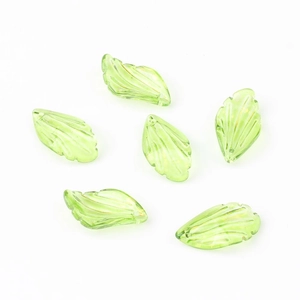Détail de perles en verre en forme de feuille vert clair avec nervures et trous