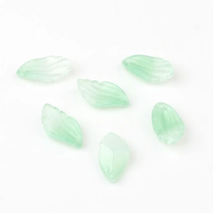 Détail de six pétales de verre vert translucide pour épingles à cheveux faites main