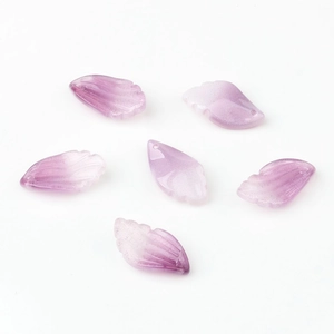 Vue détaillée de six perles de pétales d'iris en verre violet avec paillettes et textures