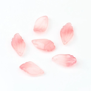 Vue détaillée des pétales d'iris en verre rose translucide avec des nervures gravées pour le DIY