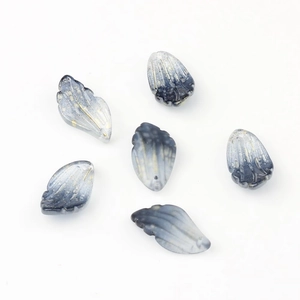 Détail macro de perles pétales d'iris en verre dégradé bleu avec mouchetures dorées