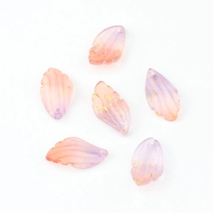 Détail de pétales en verre dégradé rose et violet avec feuilles d'or pour épingles