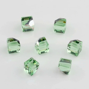 Vista macro de cuentas de cristal tallado cuadrado verde claro para joyería DIY