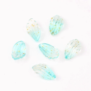 Vue macro de perles en verre de pétale bleu avec feuille d'or pour accessoires Hanfu