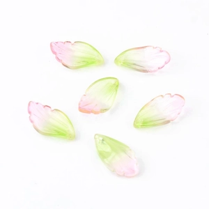 Détail macro de perles en verre iris dégradé rose et vert avec textures pour épingles à cheveux