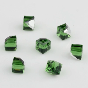 Primer plano de cuentas de cristal facetado verde esmeralda de 8mm para joyería DIY