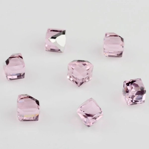Detalle de cuentas cuadradas de cristal rosa claro facetado para creación de joyas DIY