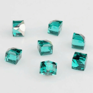 Primer plano de cuentas de cubo de cristal facetado verde esmeralda para joyería DIY