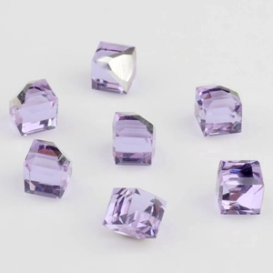 Detalle macro de cuentas cuadradas de cristal lavanda facetado de 8mm para joyería DIY