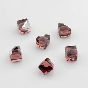Vista macro de 6 cuentas cuadradas facetadas de cristal rojo vino para hacer joyas