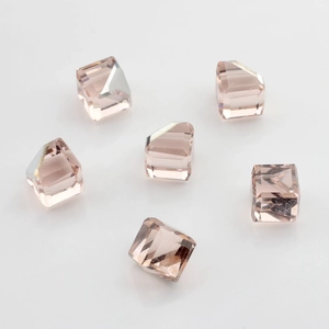 Primer plano de cuentas de cristal facetado rosa de 6-8mm para fabricación de joyas DIY