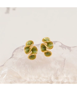 Vue détaillée des boucles d'oreilles en émail vert olive au design en spirale dorée