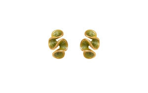 Détail de boucles d'oreilles dorées ondulées avec émail vert et finition mate