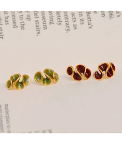 Détails de boucles d'oreilles fleurs en émail vert et rouge avec bordure dorée
