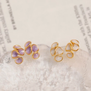 Boucles d'oreilles ondulées en émail lavande et blanc perle avec bordure dorée