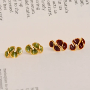 Boucles d'oreilles fleuries en émail vert et rouge avec bords ondulés plaqués or