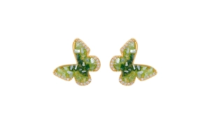 Détail de boucles d'oreilles papillon avec pierres vertes et zircons étincelants