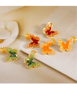 Vue détaillée des boucles d'oreilles papillon avec cristaux et clips à vis