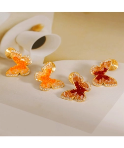 Vue détaillée des boucles d'oreilles clips papillon avec alliage doré et zircon