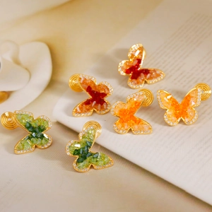 Trois paires de boucles d'oreilles clips papillon en cristal vert et orange