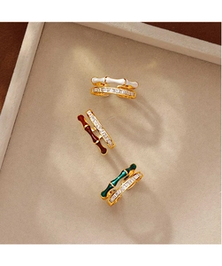 Détail de bagues double couche en bambou avec émail coloré et pavé de zircons brillants