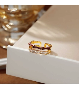Détail de la bague double couche avec émail rouge style bambou et pierres zircon