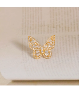 Detailansicht der eleganten Schmetterlingsbrosche mit Zirkonia-Kristallen in Gold