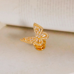 Eleganter Schmetterlings-Brosche Gold mit Zirkonia für Anzüge auf beigem Textil