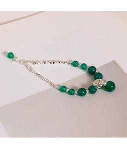 Primer plano de pulsera de cuentas de calcedonia verde con cierre de plata y colgante