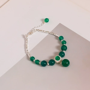 Pulsera de cuentas de calcedonia verde con detalles plateados y cadena ajustable