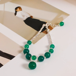 Pulsera retro de cuentas de calcedonia esmeralda con flor de circón plateado y cadena ajustable