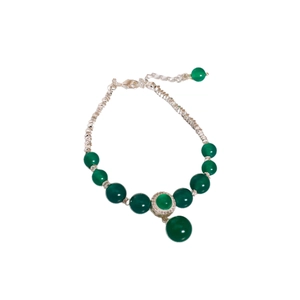 Pulsera de cuentas de calcedonia verde con cadena plateada y colgante de pedrería