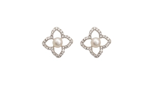 Detalle de pendientes de trébol con perlas, acabado plateado y microcirconitas brillantes