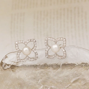 Elegantes pendientes de trébol de cuatro hojas en plata con perlas y circón