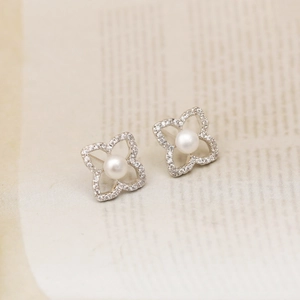 Pendientes de trébol de cuatro hojas en plata con perlas naturales y pavé de diamantes