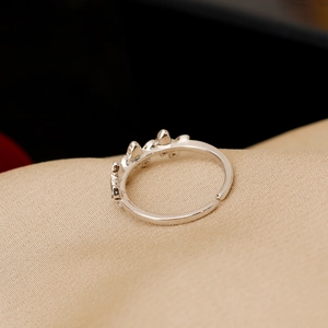 Bague ajustable en argent sterling S925 poli sur un fond de soie dorée luxueux