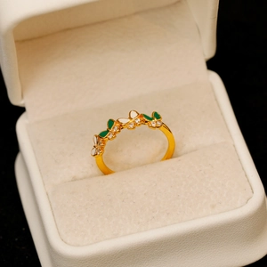 Bague papillon dorée avec émail vert et blanc et zircons dans un coffret cadeau