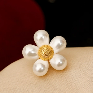 Élégante Broche Marguerite en Cuivre Avec Künstliche Perles d'Imitation Plaquée Or 18K Épingle de Corsage Florale pour Mariage Fête Bijoux Femme