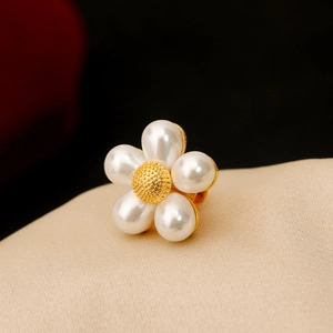 Broche fleur dorée élégante avec perles blanches sur fond de tissu en soie