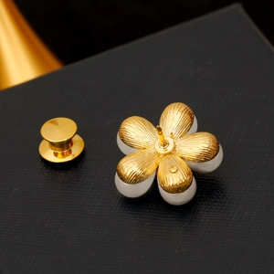Broche fleur marguerite dorée élégante avec perles blanches et pétales texturés