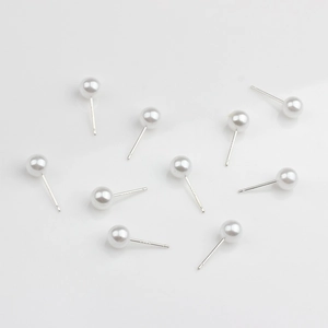 Cinq paires de boucles d'oreilles perles blanches 6mm avec tiges en argent S925
