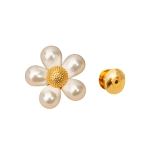 Broche fleur marguerite élégante avec pétales de perles et cœur doré pour femmes