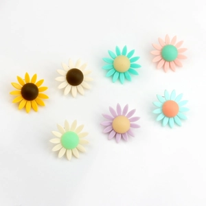 Boucles d'oreilles marguerites en résine colorée au design floral minimaliste et chic