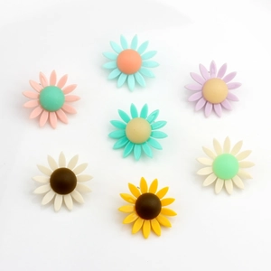 Boucles d'oreilles marguerites mignonnes en résine en 7 couleurs sur fond blanc pur