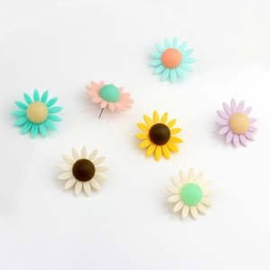 Lot de sept boucles d'oreilles marguerites en résine aux couleurs pastel macaron