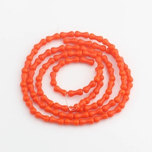 Dettaglio di perline in vetro cristallo arancione a spirale per la creazione di gioielli fai da te