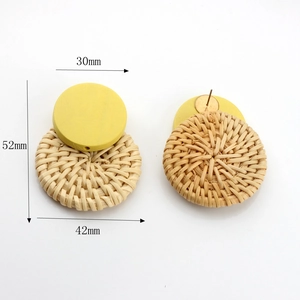 Detailansicht der gelben Holz- und Rattan-Ohrringe mit präzisen Größenmarkierungen