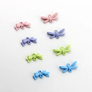 Détail des pendentifs nœuds en alliage laqué mat pour la création de bijoux DIY colorés